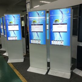 Stojący na podłodze 43-calowy kiosk Digital Signage Biały kolor Super cienki odtwarzacz reklamowy LCD