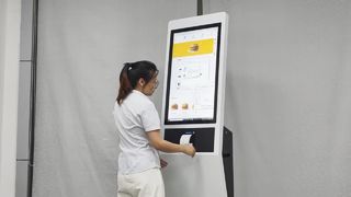 Kiosk samoobsługowy z 32-calowym podłogowym ekranem dotykowym i drukarką