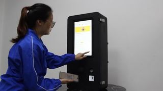 Zewnętrzny kiosk do samodzielnego składania zamówień o przekątnej 15,6 cala i czytnikiem linii papilarnych, 720p