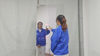 Kiosk LCD z ekranem Magic Mirror Glass o przekątnej 43 cali z kamerą i kamerą termowizyjną