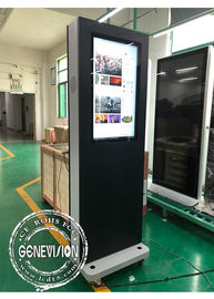 Ruchomy 32-calowy komputer reklamowy Win10 Standee z kółkami, 1500cd / M2